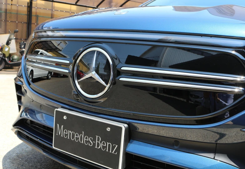 Mercedes EQA Синий