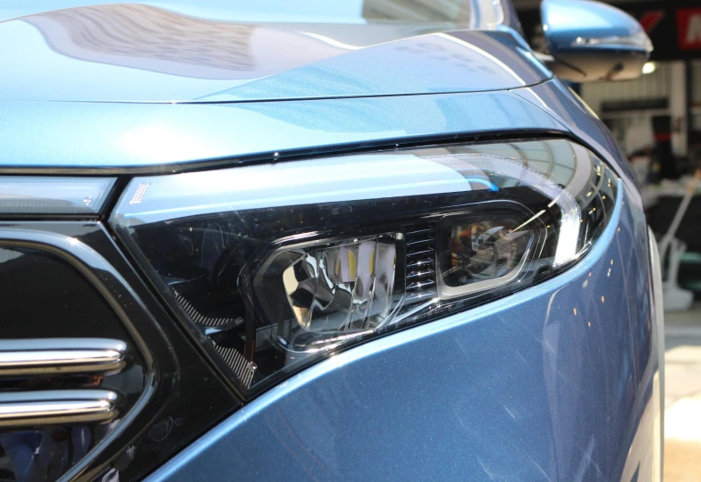 Mercedes EQA Синий