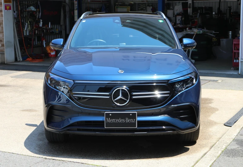 Mercedes EQA Синий