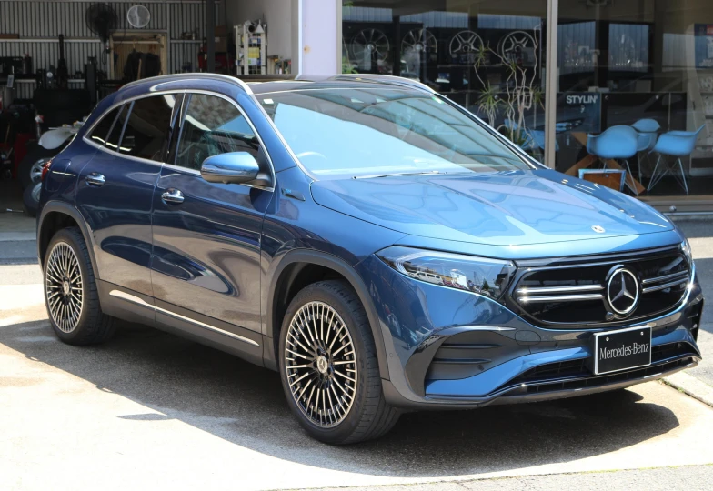 Mercedes EQA Синий