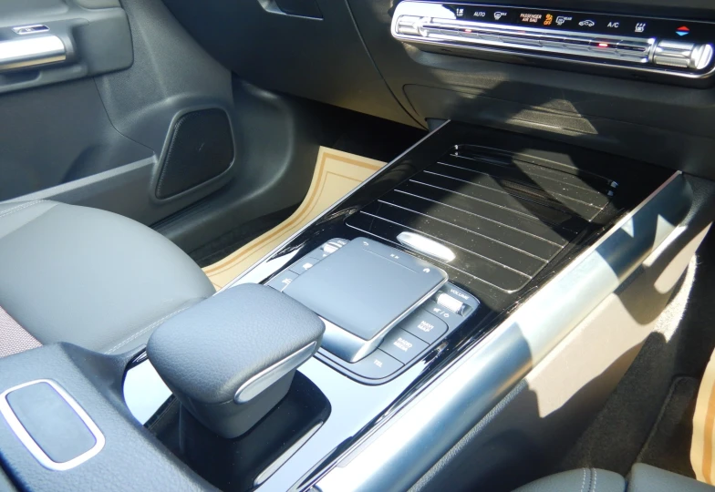 Mercedes EQA Серый