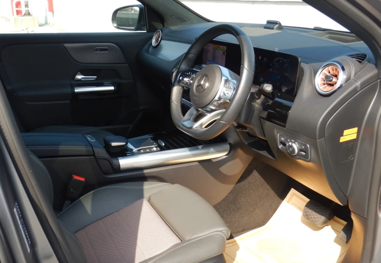 Mercedes EQA Серый