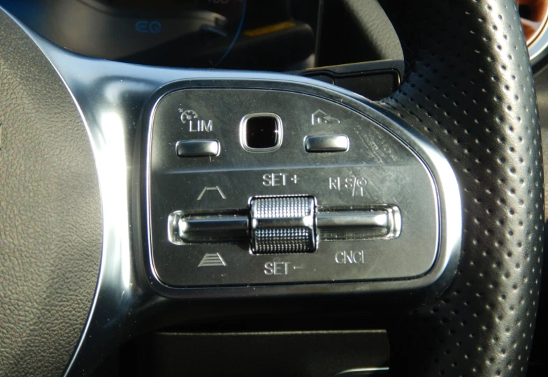 Mercedes EQA Серый