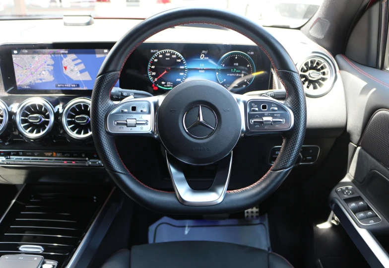 Mercedes EQB Красный