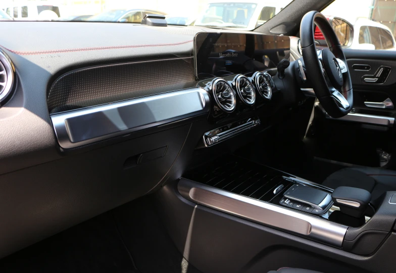 Mercedes EQB Красный