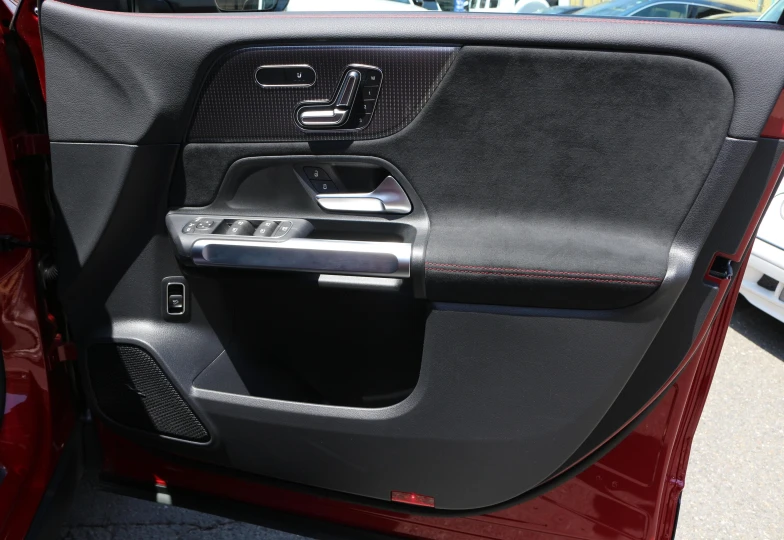 Mercedes EQB Красный