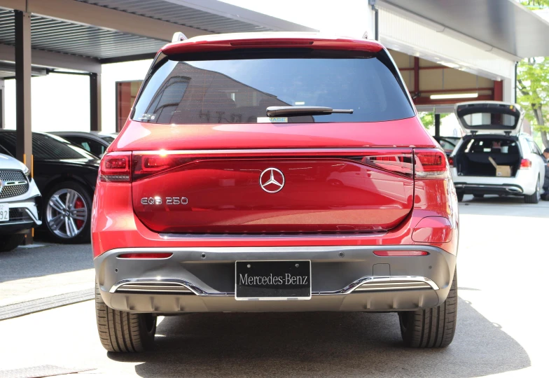 Mercedes EQB Красный