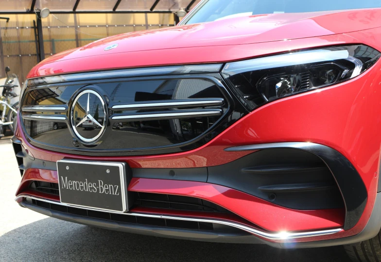 Mercedes EQB Красный
