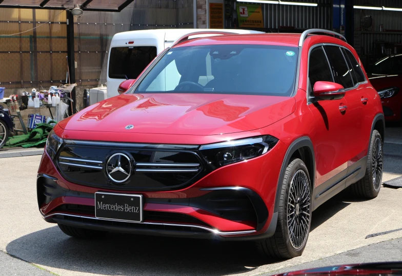 Mercedes EQB Красный