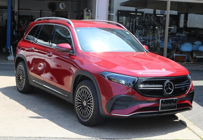 Mercedes EQB Красный