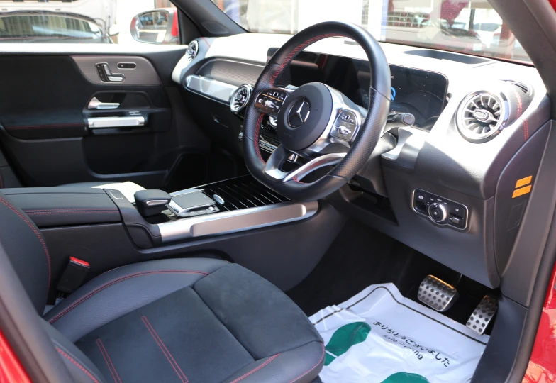 Mercedes EQB Красный
