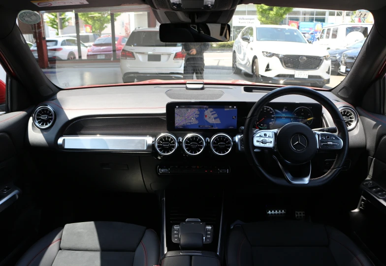 Mercedes EQB Красный