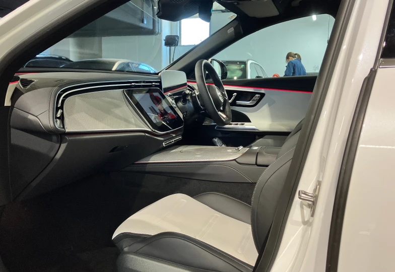 Mercedes E-class Белый
