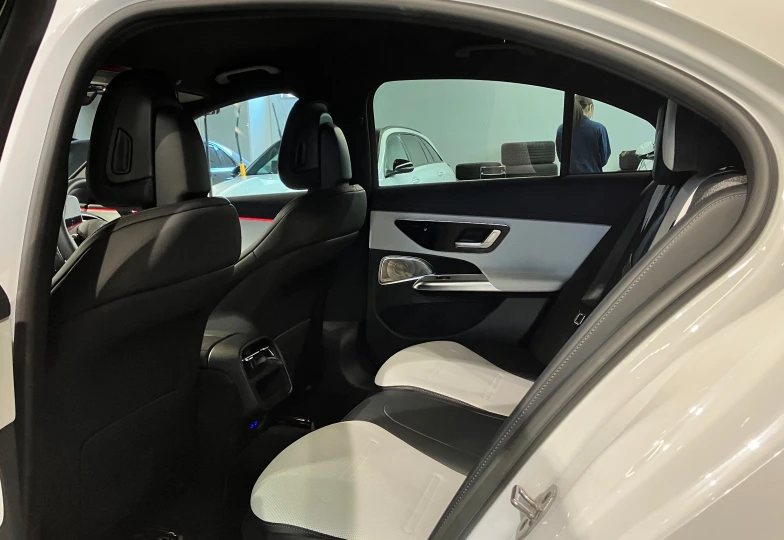 Mercedes E-class Белый