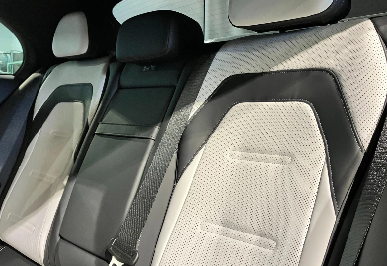 Mercedes E-class Белый
