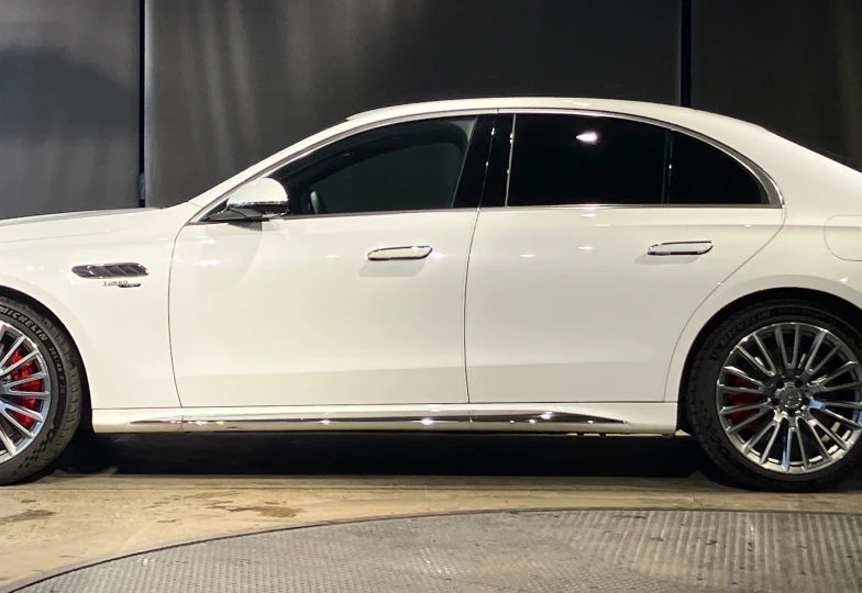 Mercedes E-class Белый