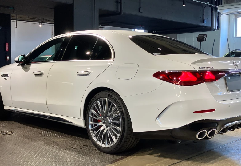 Mercedes E-class Белый