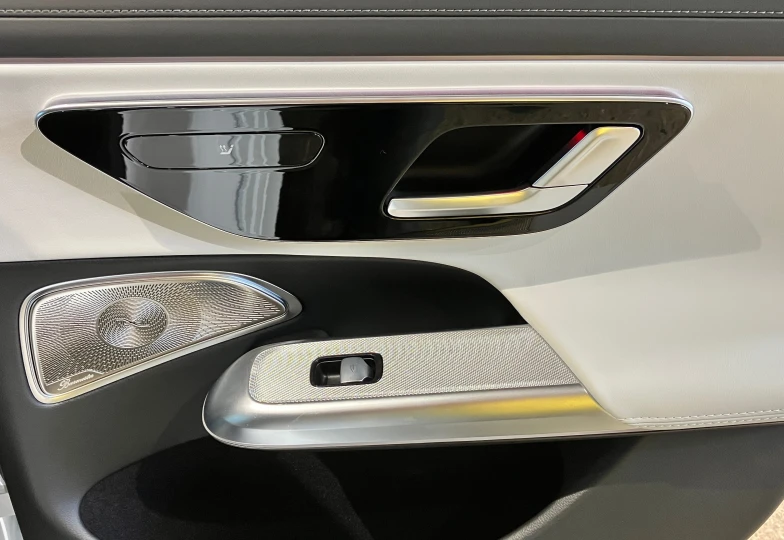 Mercedes E-class Белый