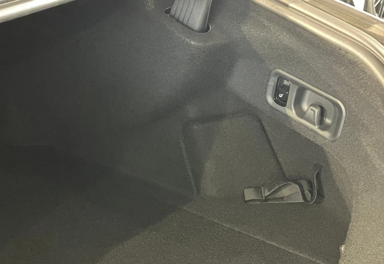 Mercedes E-class Белый