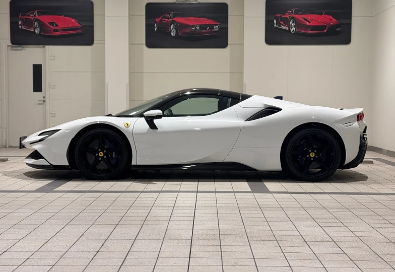 Ferrari SF90 Spider Белый