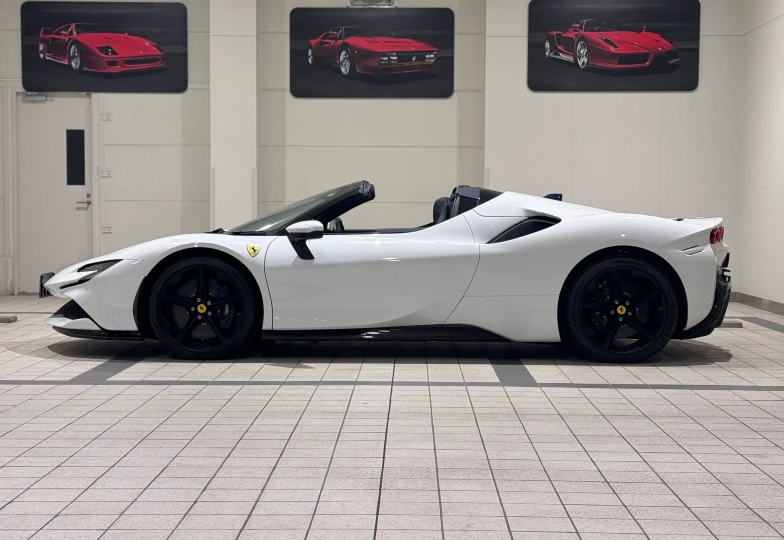 Ferrari SF90 Spider Белый