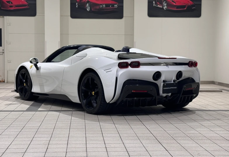 Ferrari SF90 Spider Белый