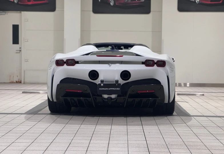 Ferrari SF90 Spider Белый