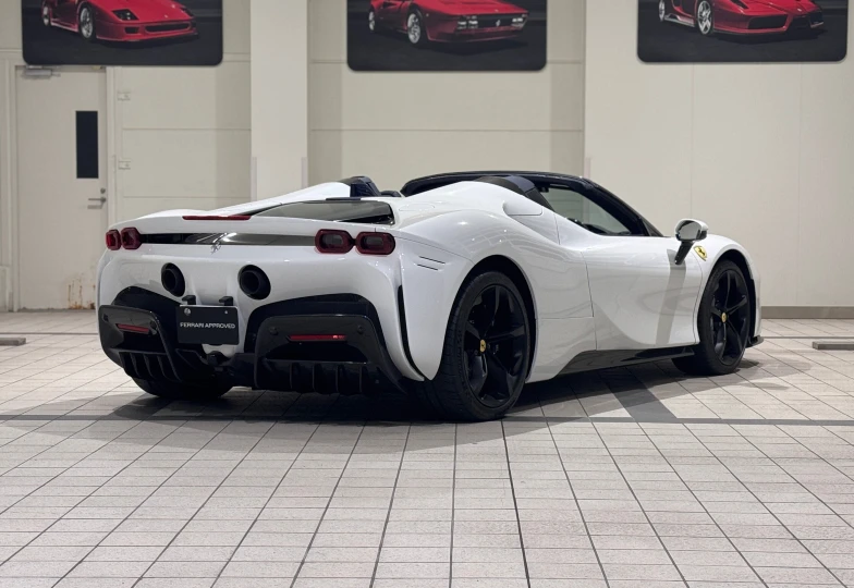 Ferrari SF90 Spider Белый