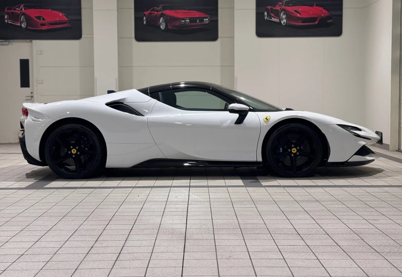 Ferrari SF90 Spider Белый
