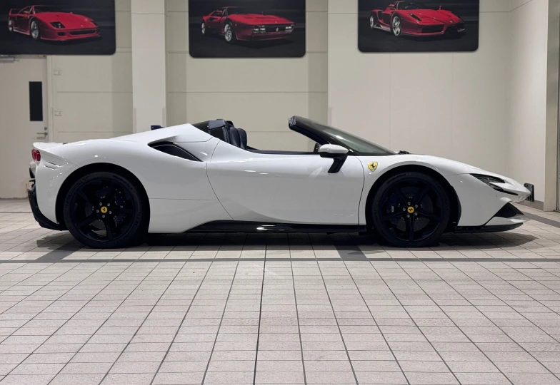 Ferrari SF90 Spider Белый