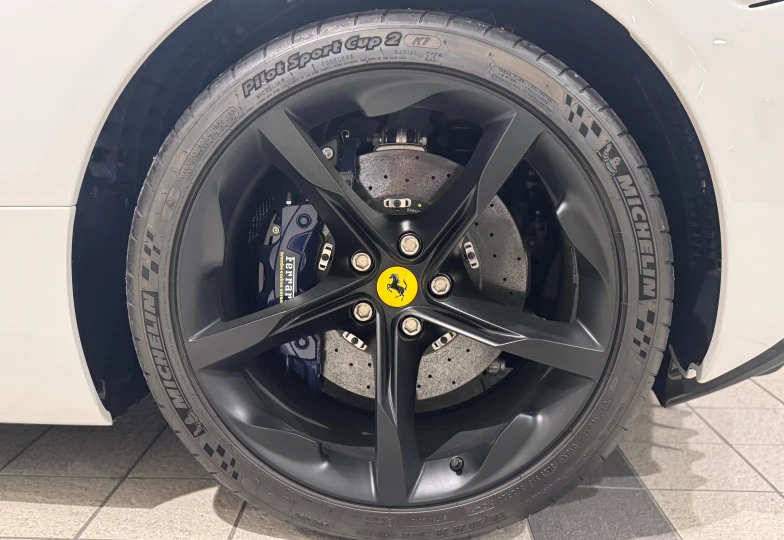 Ferrari SF90 Spider Белый