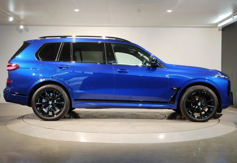 BMW X7 Blue