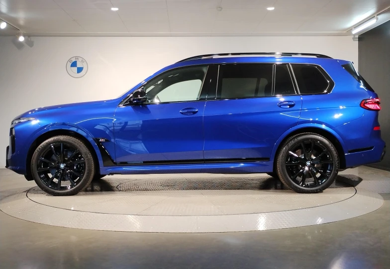 BMW X7 Blue