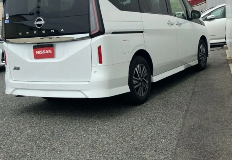 Nissan Serena Белый