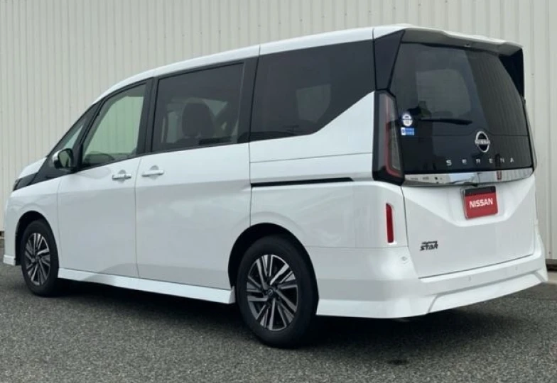 Nissan Serena Белый
