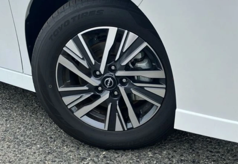 Nissan Serena Белый