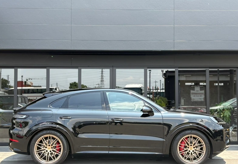 Porsche Cayenne Black