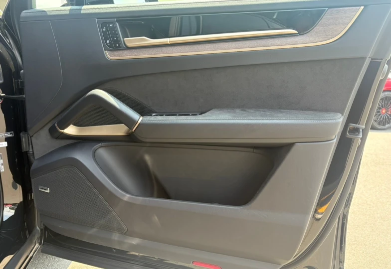 Porsche Cayenne Black