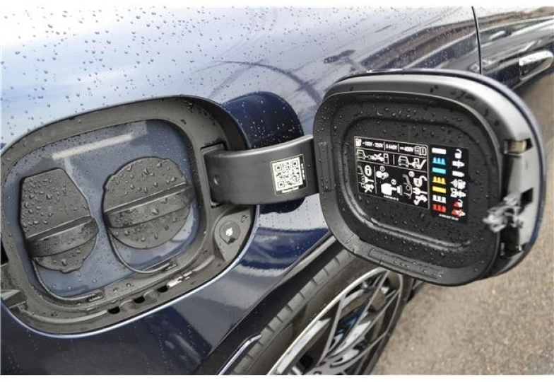 Mercedes EQS Blue