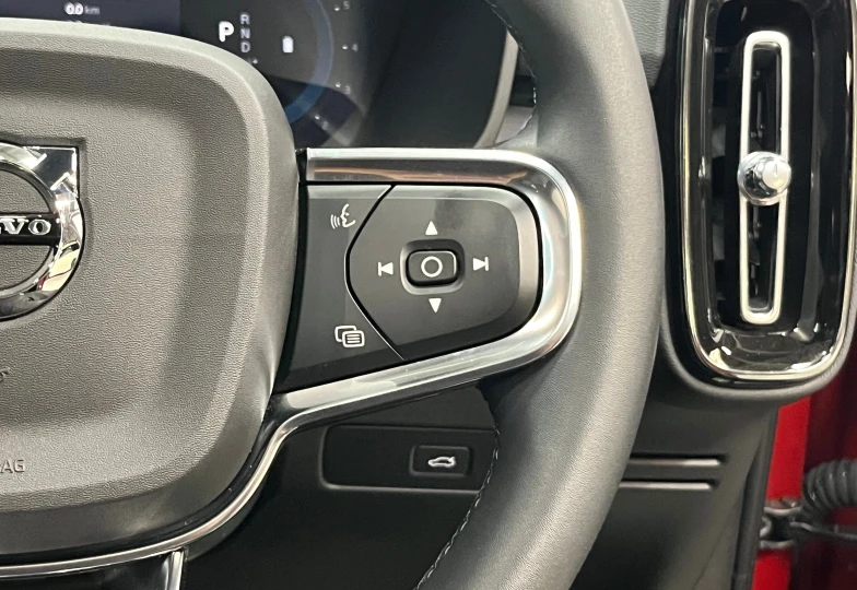 Volvo XC40 Красный