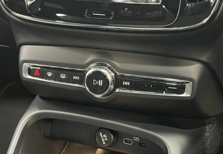 Volvo XC40 Красный