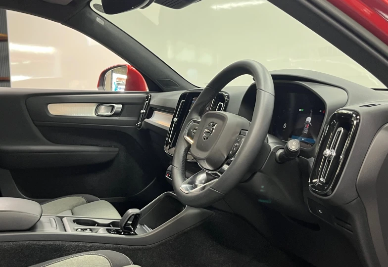 Volvo XC40 Красный