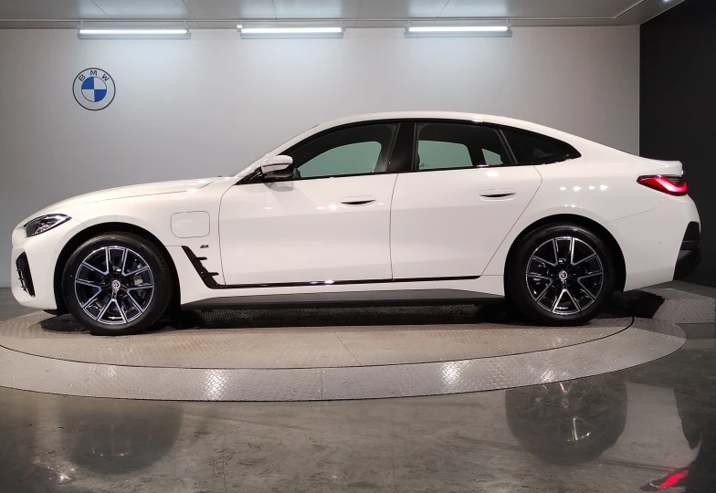 BMW i4 White