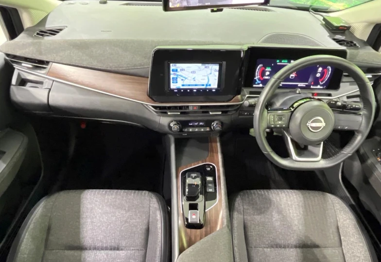 Nissan Aura Черный