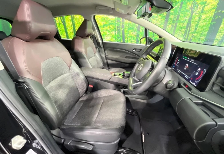 Nissan Aura Черный