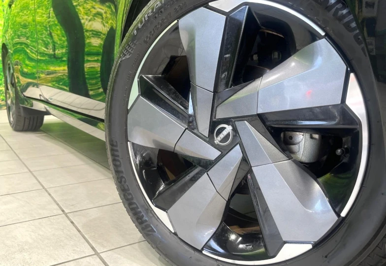 Nissan Aura Черный