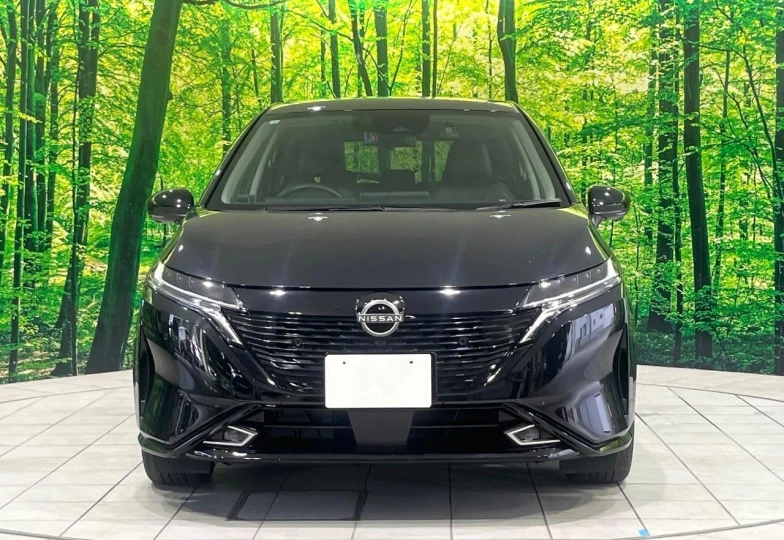 Nissan Aura Черный
