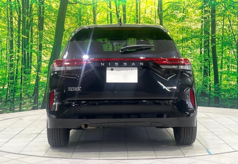 Nissan Aura Черный