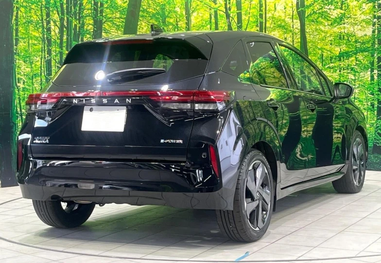 Nissan Aura Черный