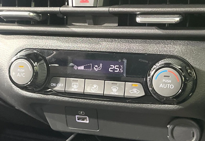 Nissan Aura Черный